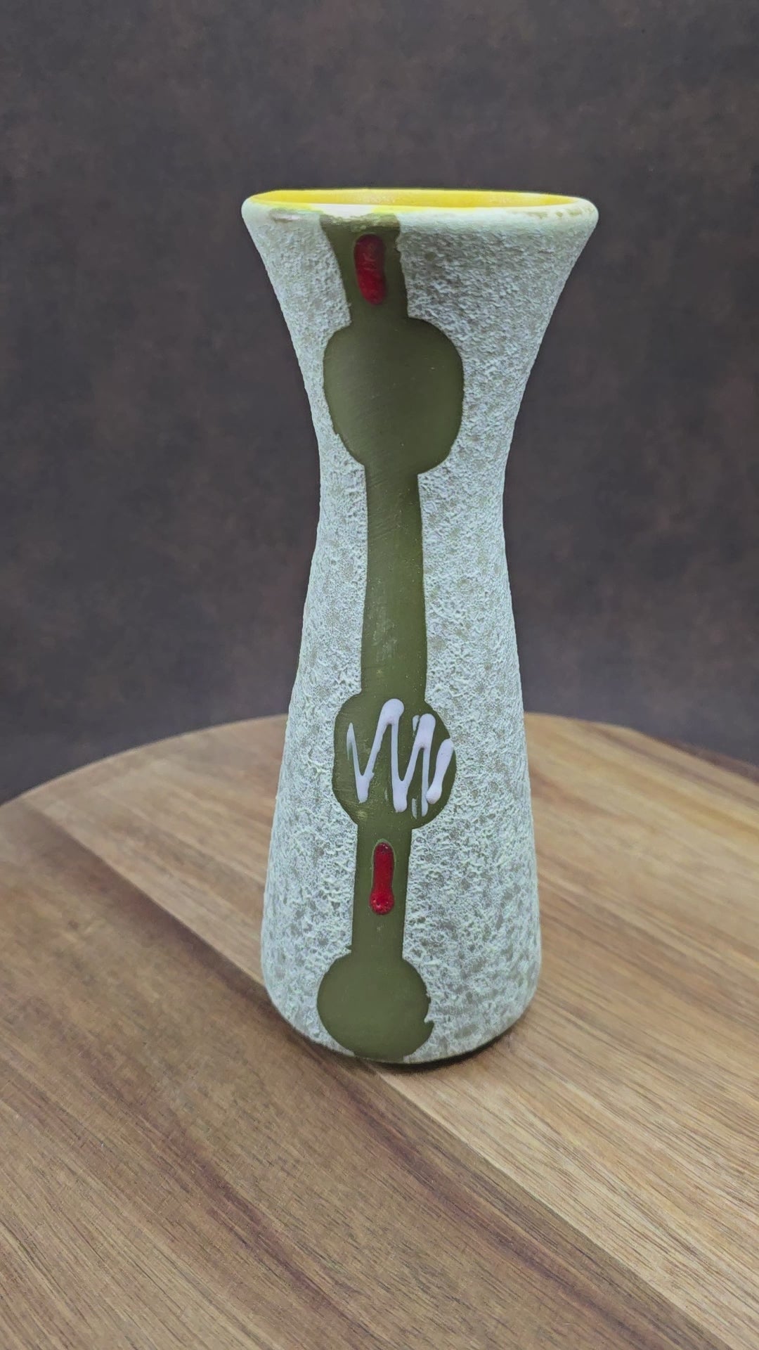 Vintage-Keramikvase Jasba 602/19 aus den 60ern – grün-weiß mit sonnengelbem Innenraum, Putzstruktur, guter Zustand. Charmanter Designklassiker für dein Zuhause.