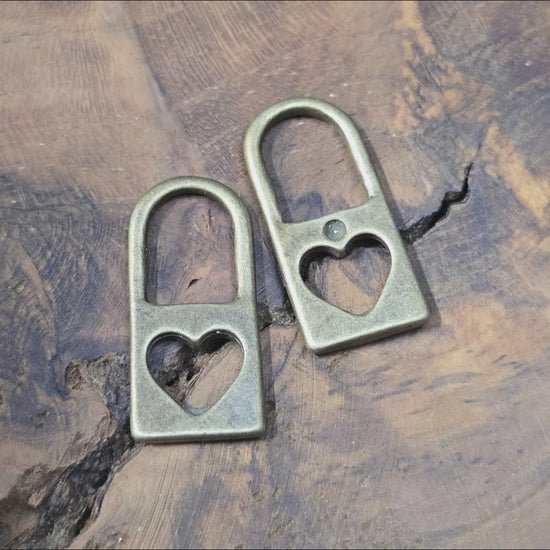 2 Anhänger Schloss mit Herz, antik bronzefarbig – romantisches Schmuckzubehör für Ketten, Armbänder, Schlüsselanhänger & kreative DIY-Projekte.