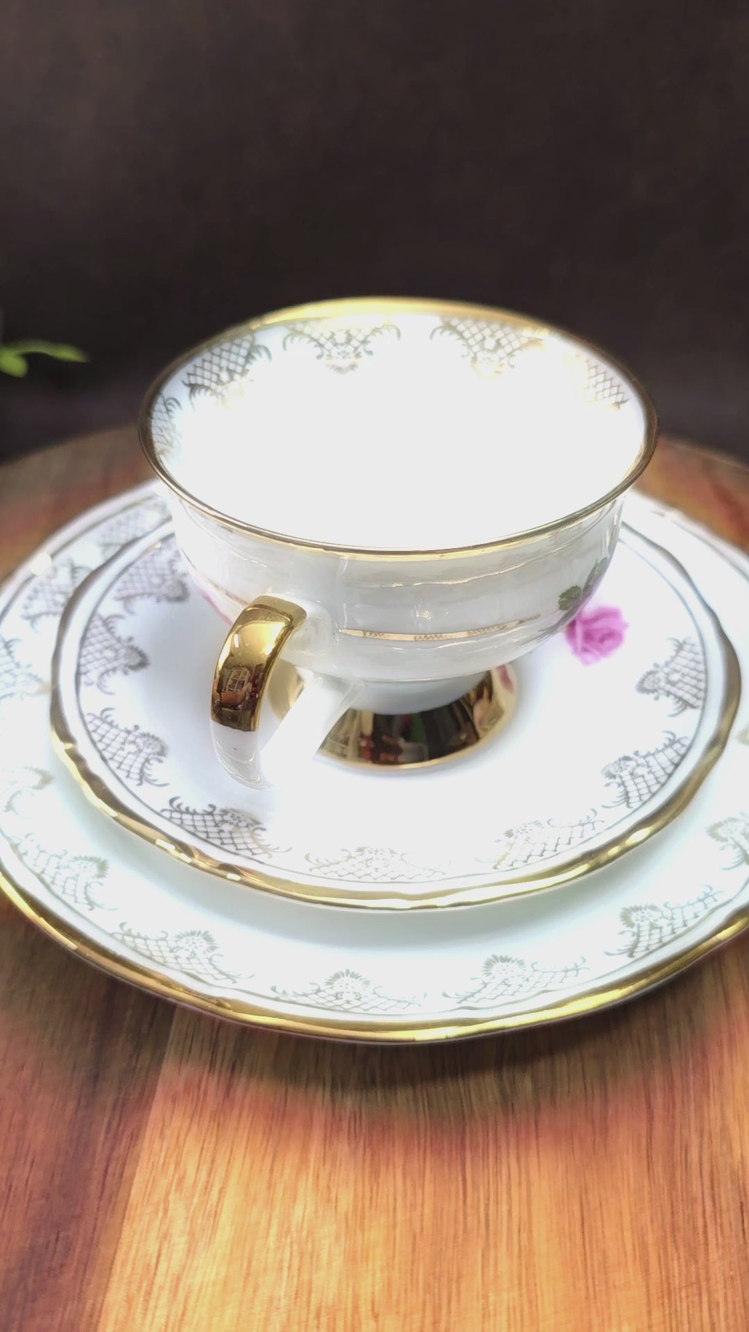 Elegantes 3-teiliges Porzellan-Gedeck von Chodzież (Polen) mit Rosendekor & Goldrand. 1970er/1980er. Ideal als Vintage-Sammlerstück oder zum stilvollen Servieren.