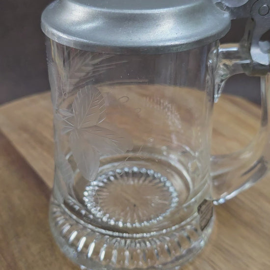 Klassischer Bierseidel von ALWE aus den 80er Jahren – 0,5L Fassungsvermögen, stabiles Kristallglas mit Zinndeckel und Gravur „Hopfen & Malz“. Ideal als Geschenk für Sammler oder Bierfreunde.
