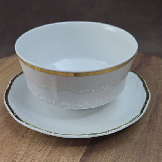 Edle Vintage-Sauciere von Mitterteich aus Porzellan mit feinem Goldrand & festem Unterteller. Perfekt für Soßen, Suppen oder als stilvolles Highlight auf der Festtagstafel.