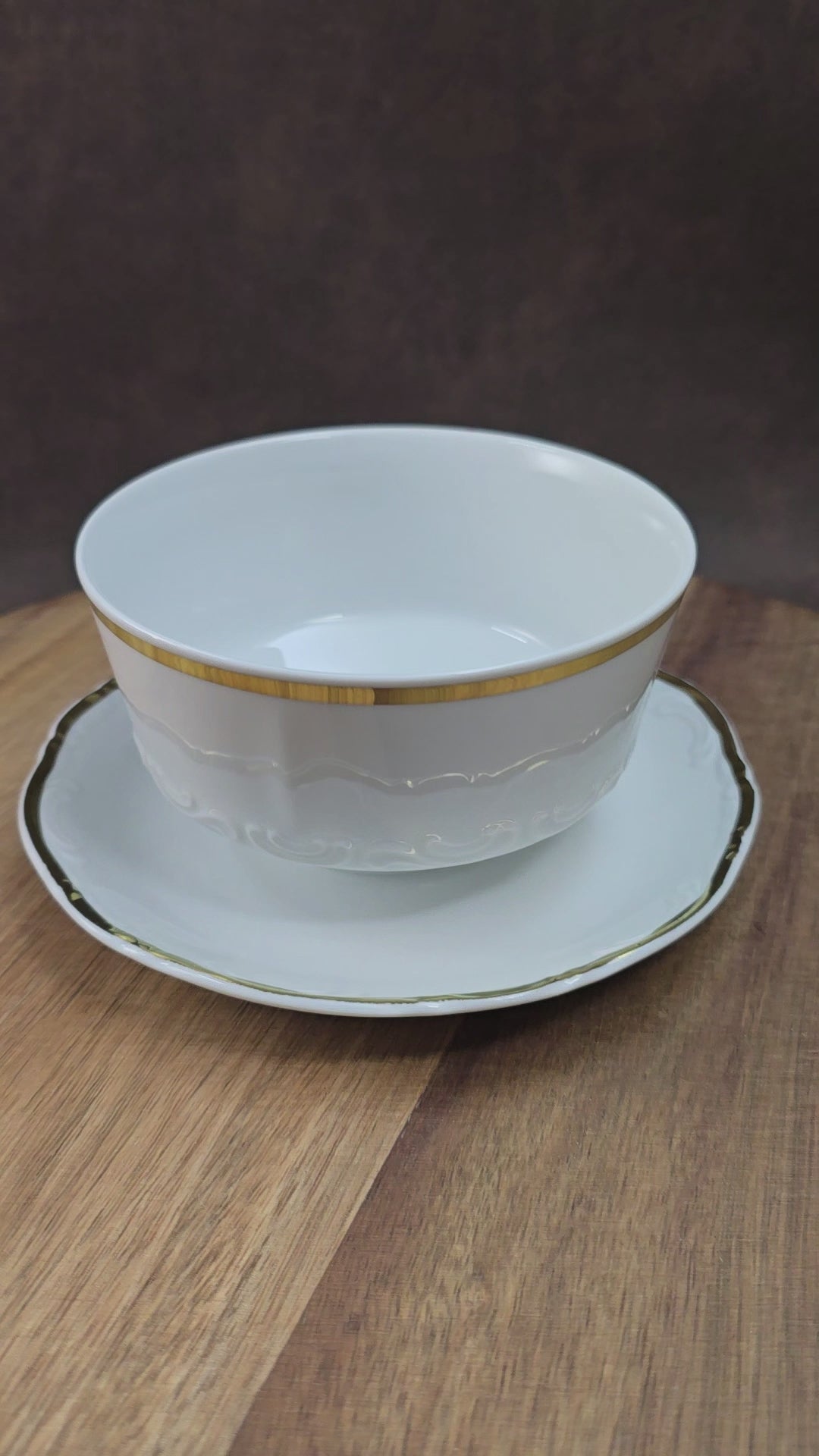 Edle Vintage-Sauciere von Mitterteich aus Porzellan mit feinem Goldrand & festem Unterteller. Perfekt für Soßen, Suppen oder als stilvolles Highlight auf der Festtagstafel.