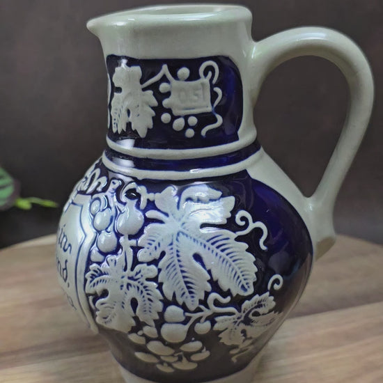 Weinkrug aus Steinzeug mit Trinkspruch & Weinreben-Motiv von Gerz. Salzglasierte Keramik aus den 50ern – ideales Geschenk oder Sammlerstück!