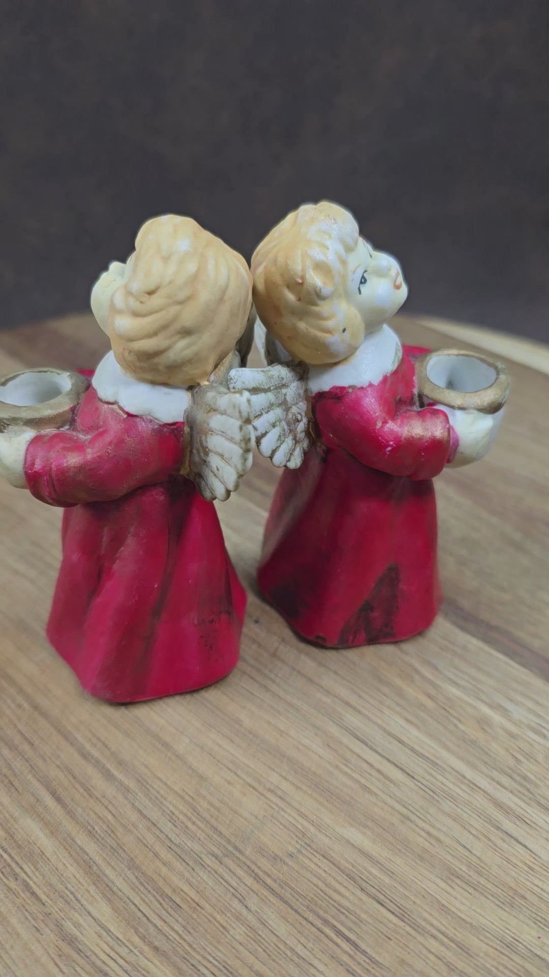 Zwei Vintage Kerzenhalter Engel aus den 1960ern in roter Gießkeramik. Nostalgische Weihnachtsdeko für Adventskranz oder Regal – mit authentischem Retro-Charme.