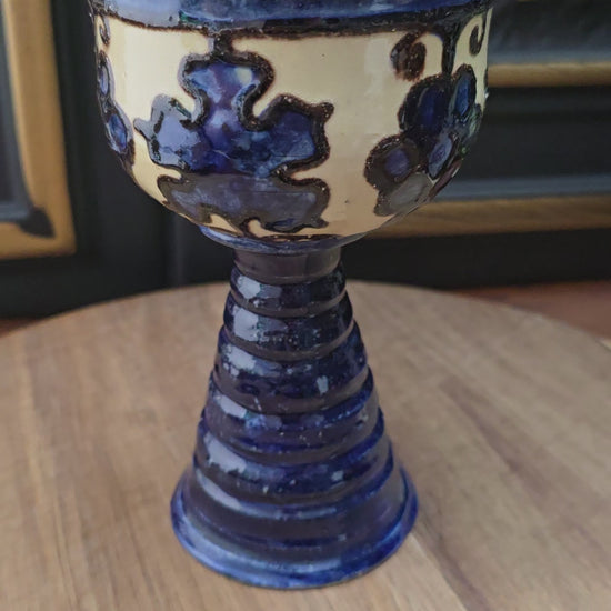 Original DDR-Weinrömer aus den 1970er Jahren. Keramik mit Traubendekor in blau-beige. Rustikal, dekorativ und sammelwürdig. Top Vintage-Erhaltung.