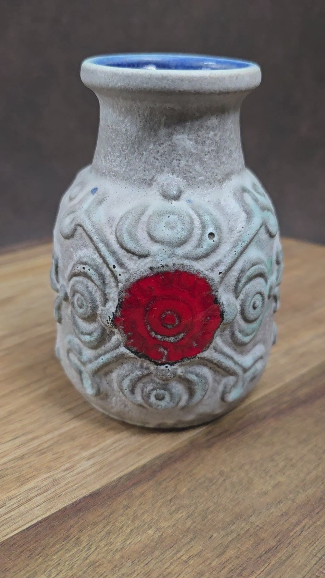 Original Überlacker Vase von 1970. Grau-rote Glasur, 12 cm hoch, sehr guter Vintagezustand. Ideal für Mid Century Deko & Sammler.