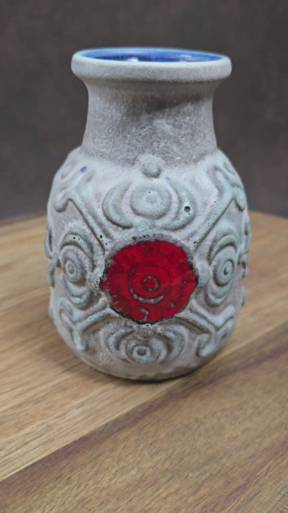 Original Überlacker Vase von 1970. Grau-rote Glasur, 12 cm hoch, sehr guter Vintagezustand. Ideal für Mid Century Deko & Sammler.