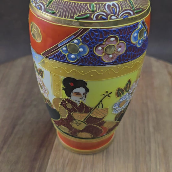 Feine Japan-Vase im Satsuma-Stil mit Geisha-Motiv & Golddekor. Handwerk aus den 1960er/70er Jahren – perfekt für Sammler:innen & Vintage-Einrichtungsfans.

