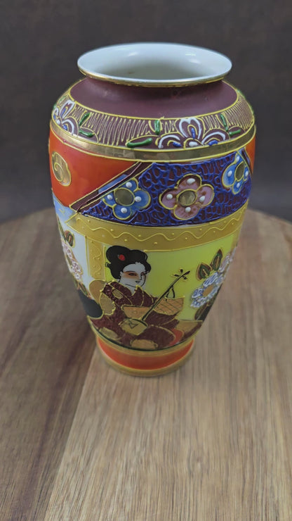 Feine Japan-Vase im Satsuma-Stil mit Geisha-Motiv & Golddekor. Handwerk aus den 1960er/70er Jahren – perfekt für Sammler:innen & Vintage-Einrichtungsfans.

