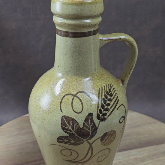 Original DDR-Keramik-Weinkrug, 70er/80er. Herbsternte-Dekor, bauchige Form, gut erhalten. Ideal als Deko, Sammlerstück oder für rustikale Tischgestaltung.