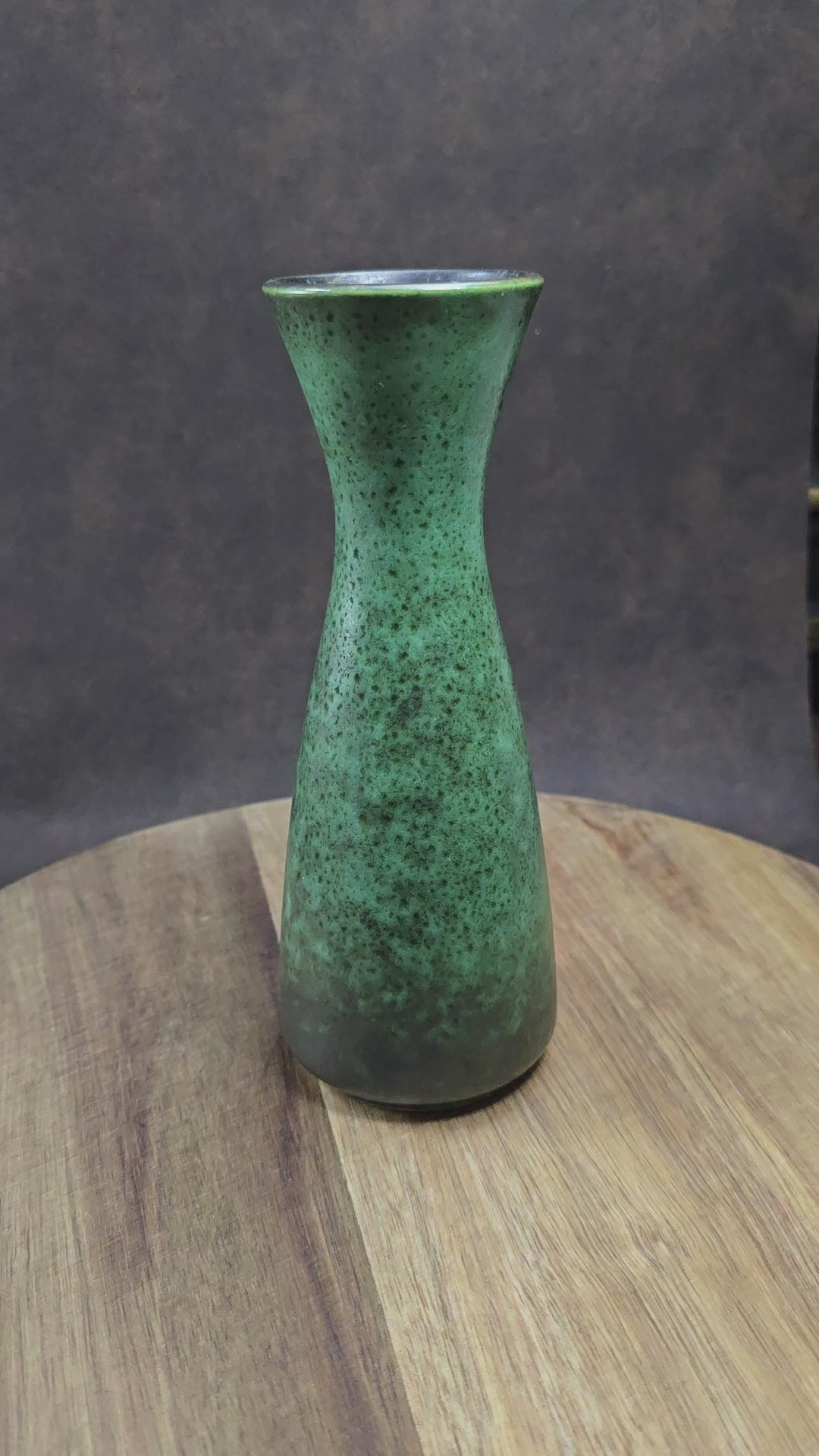Jasba Vintage-Keramikvase 102/20 – 1970er, smaragdgrün mit dunklem Verlauf, matt & glänzend. Sammlerobjekt in sehr gutem Zustand. Made in Germany.