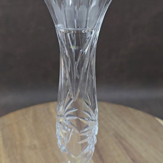 Elegante Vintage Rosenvase aus Kristallglas – stilvoll & handgeschliffen, perfekt für Einzelblumen.