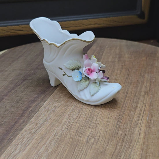 Vintage-Porzellanschuh von Kelvin Fine China, Japan 1950er – mit floraler Verzierung, mattes Bisquit-Porzellan, romantische Deko