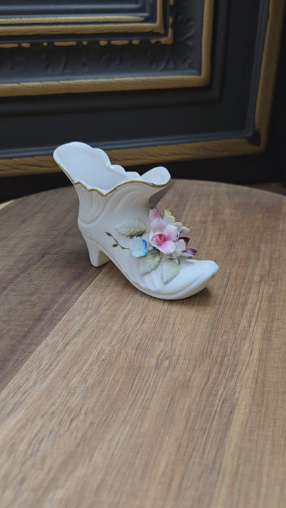 Vintage-Porzellanschuh von Kelvin Fine China, Japan 1950er – mit floraler Verzierung, mattes Bisquit-Porzellan, romantische Deko