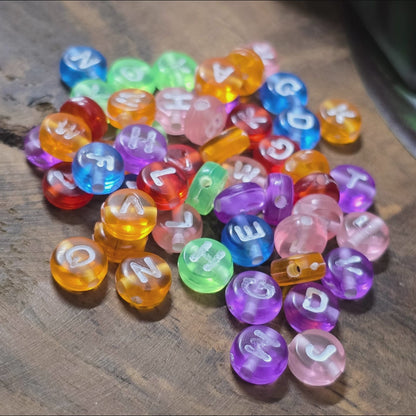 50 bunte Acryl-Buchstabenperlen (6,5 mm) im Farbmix – ideal für Namensarmbänder, DIY-Schmuck & kreative Bastelideen. Zufällig gemischte Farben & Buchstaben.