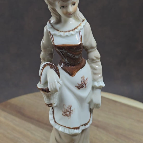 Handbemalte Vintagefigur (22 cm) – elegante Dame mit Hut & Korb – perfekte Porzellan-Deko oder Geschenkidee.
