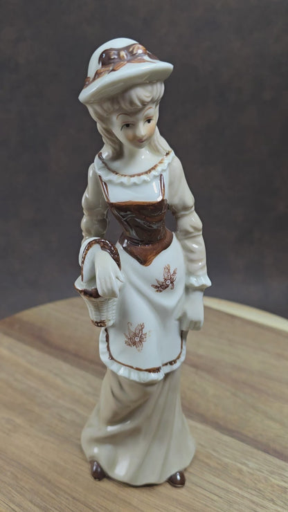 Handbemalte Vintagefigur (22 cm) – elegante Dame mit Hut & Korb – perfekte Porzellan-Deko oder Geschenkidee.