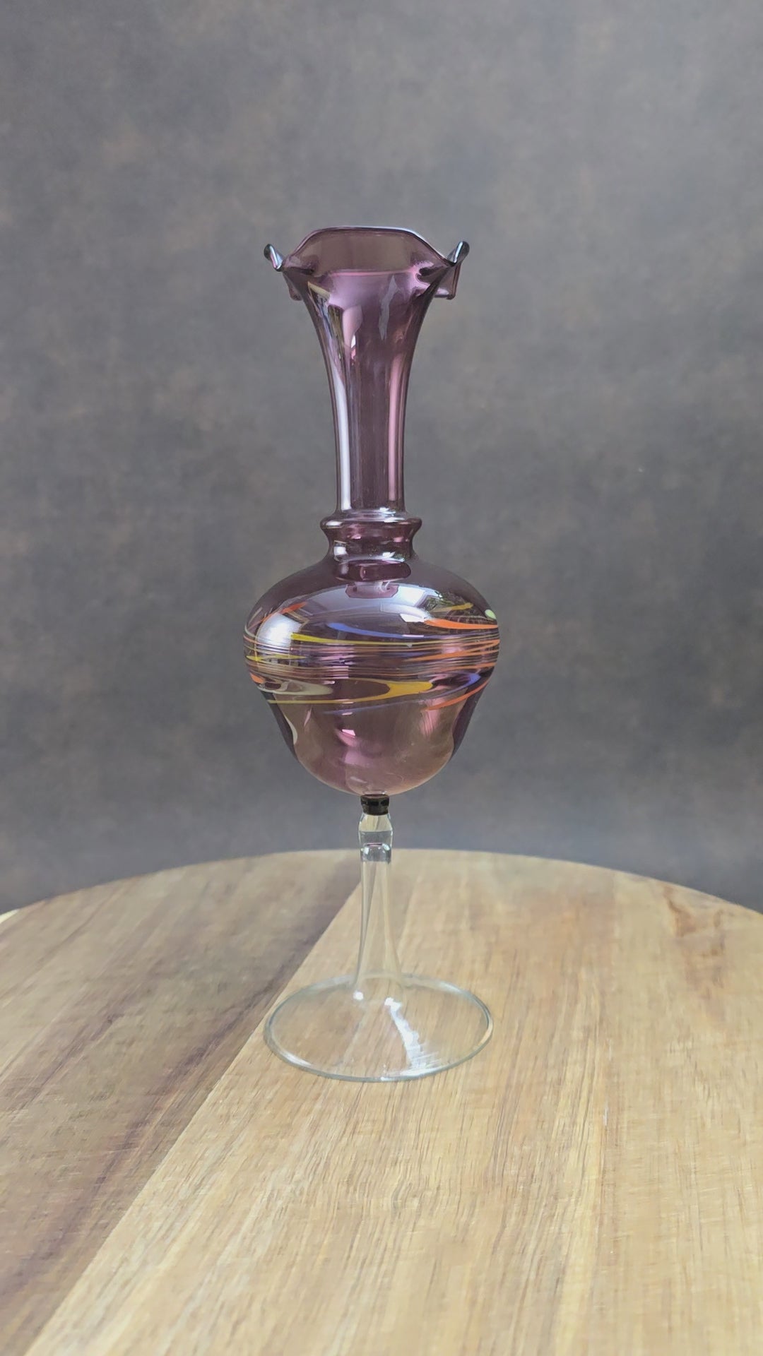 Handgeformte Vintage-Vase aus Glas mit bunten Farbwirbeln. Aus den 1970er Jahren – dekorativ & einzigartig.