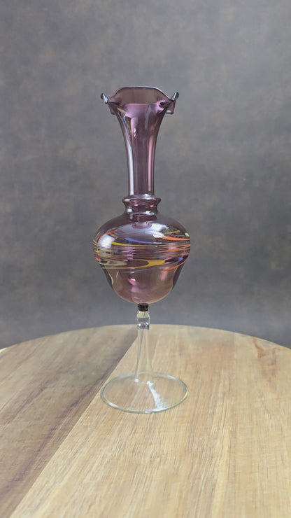 Handgeformte Vintage-Vase aus Glas mit bunten Farbwirbeln. Aus den 1970er Jahren – dekorativ & einzigartig.