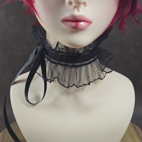 Schwarzer Barock-Choker mit Rüsche & Satinband – elastisch & individuell bindbar – ideal für Cosplay, Festival oder Gothic Looks. Weich, bequem & ausdrucksstark!