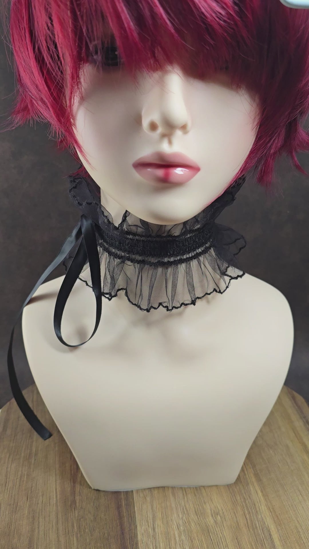 Schwarzer Barock-Choker mit Rüsche & Satinband – elastisch & individuell bindbar – ideal für Cosplay, Festival oder Gothic Looks. Weich, bequem & ausdrucksstark!