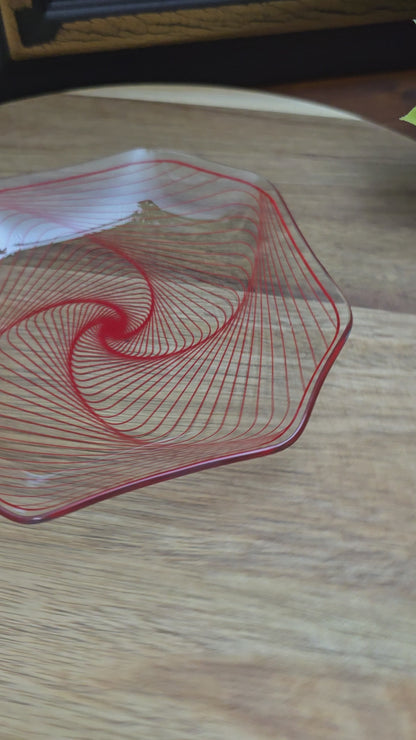 Vintage Glasschale (14,5 cm) mit rotem Swirl-Dekor – DDR, 1970er – von VEB Thermoform Olbernhau. Ideal für Snacks oder als Deko. Sehr guter Zustand!