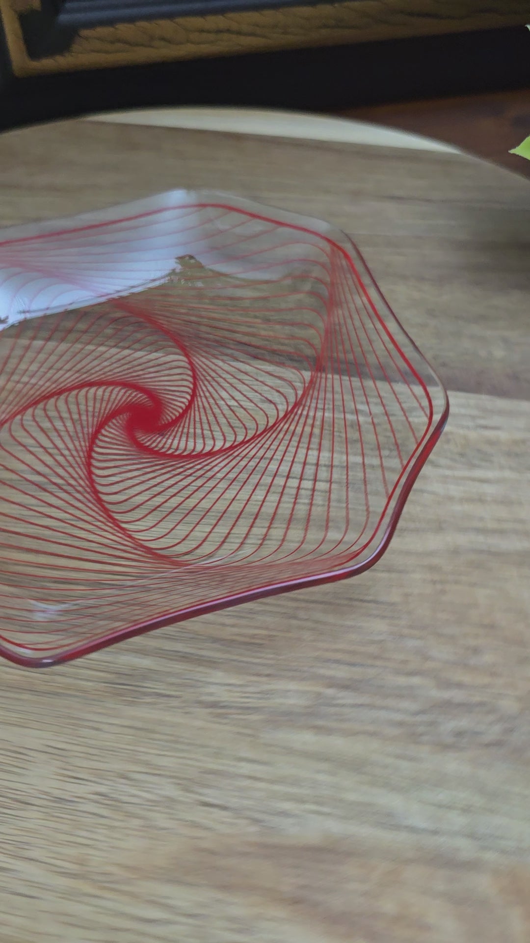 Vintage Glasschale (14,5 cm) mit rotem Swirl-Dekor – DDR, 1970er – von VEB Thermoform Olbernhau. Ideal für Snacks oder als Deko. Sehr guter Zustand!