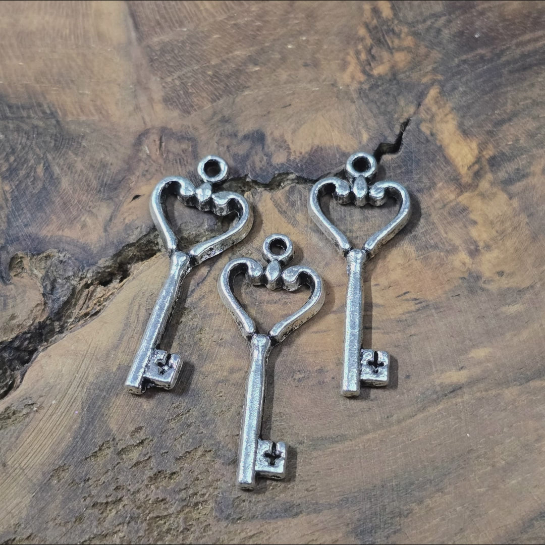 6 nostalgische Schlüssel-Anhänger in antik Silber. Perfekt für DIY-Schmuck, Charms, Ketten, Armbänder, Taschenbaumler & Schlüsselringe.
