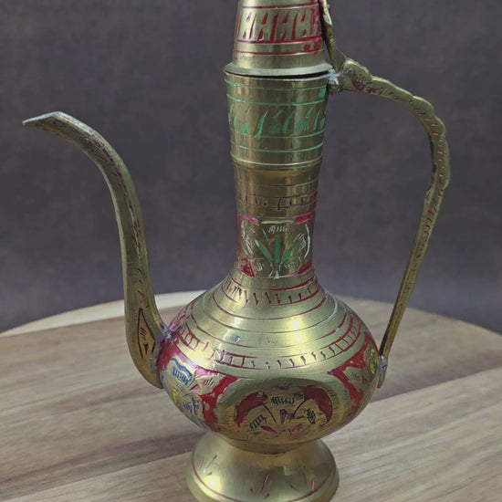 Schönes handgraviertes Kännchen aus Messing aus Indien mit Emailverzierung – perfekt für Sammler:innen, Orient-Fans und Orientliebhaber:innen. Ca. 22 cm hoch.