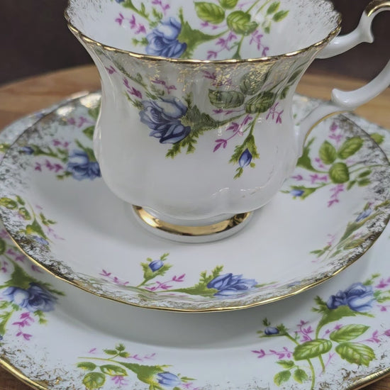 3-teiliges Vintage-Gedeck PJ Chodziez Polen, 1960er. Blaue Rosen, Goldrand, geprägtes Punktemuster. Sehr guter Zustand. Perfekt für Sammler & nostalgische Teestunden.

