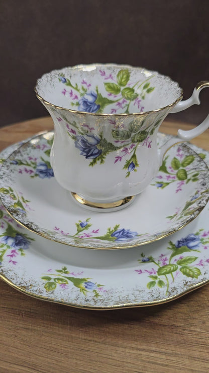3-teiliges Vintage-Gedeck PJ Chodziez Polen, 1960er. Blaue Rosen, Goldrand, geprägtes Punktemuster. Sehr guter Zustand. Perfekt für Sammler & nostalgische Teestunden.

