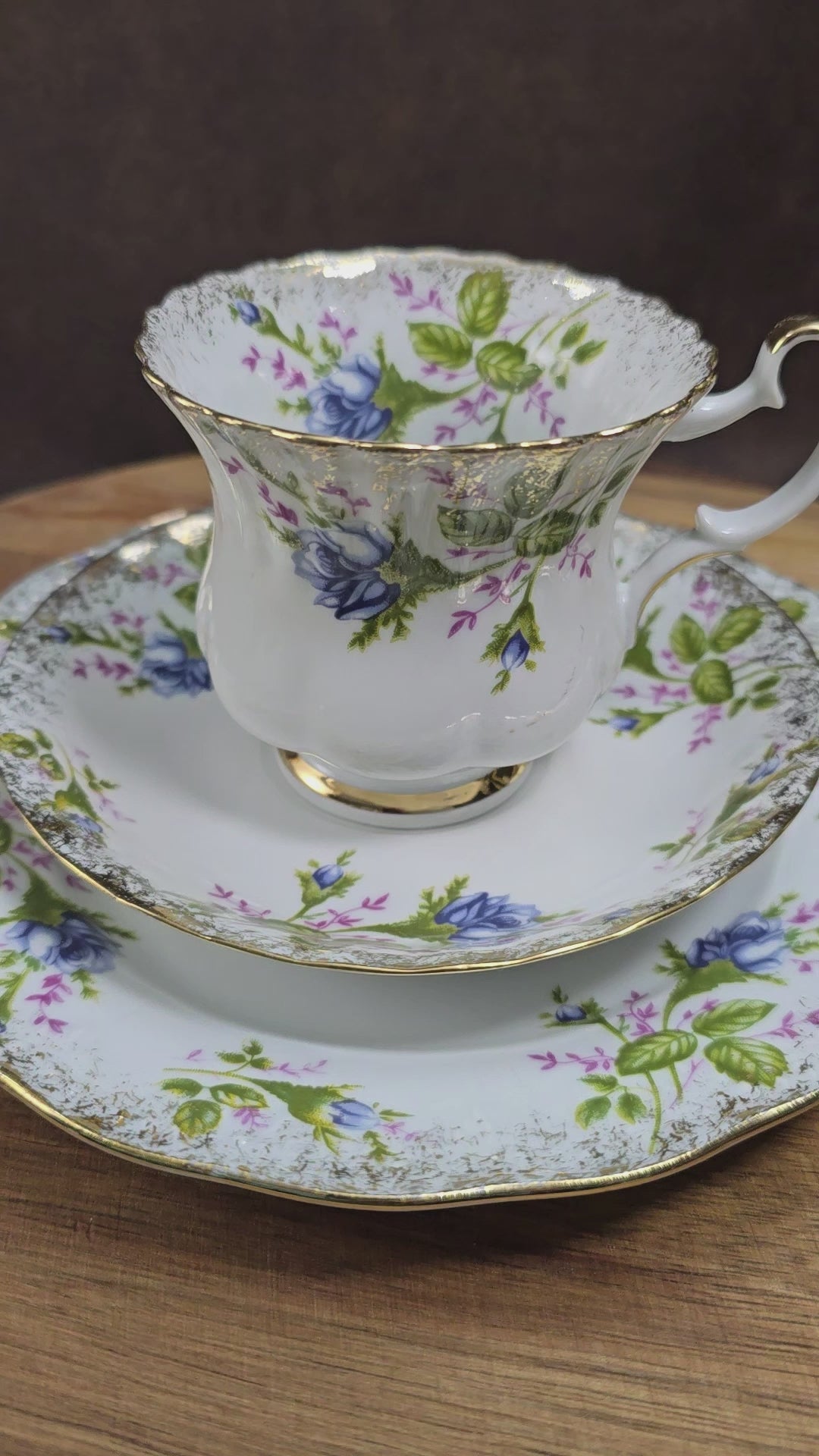 3-teiliges Vintage-Gedeck PJ Chodziez Polen, 1960er. Blaue Rosen, Goldrand, geprägtes Punktemuster. Sehr guter Zustand. Perfekt für Sammler & nostalgische Teestunden.

