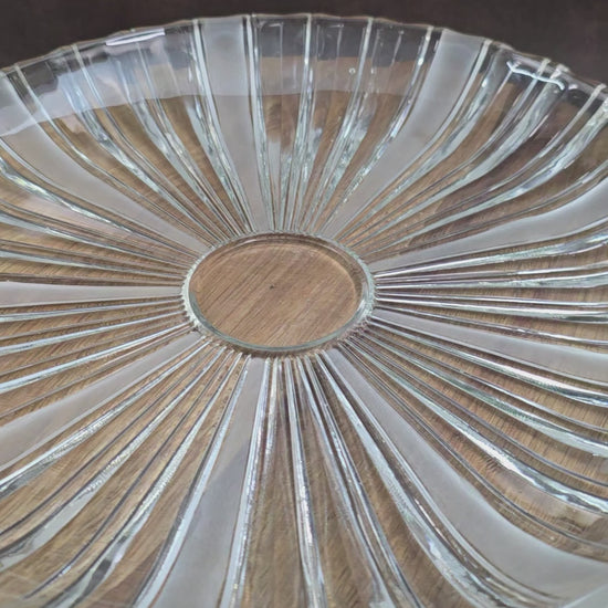 Bleikristall Kuchenplatte 31 cm aus den 60er/70er Jahren. Elegantes Vintage Design mit Milchglas-Streifen. Perfekt für Kuchen, Obst oder als stilvolles Deko-Highlight.

