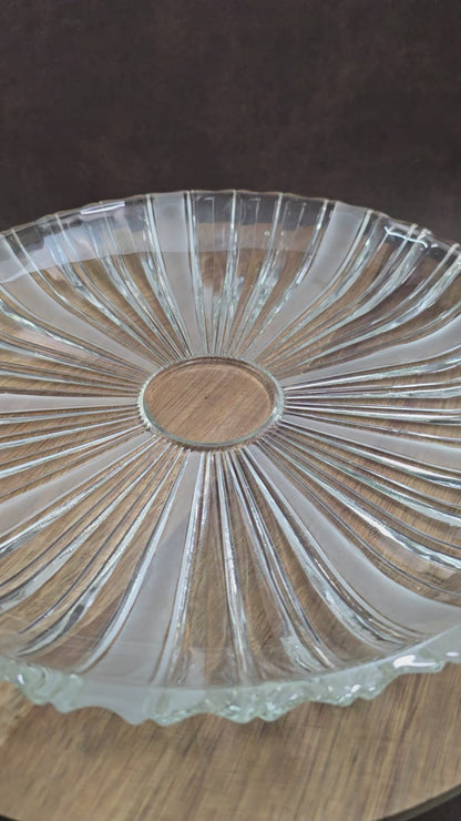 Bleikristall Kuchenplatte 31 cm aus den 60er/70er Jahren. Elegantes Vintage Design mit Milchglas-Streifen. Perfekt für Kuchen, Obst oder als stilvolles Deko-Highlight.


