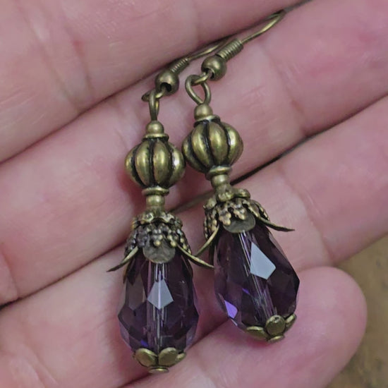 Handgefertigte Ohrhänger im Vintage-Look mit facettiertem Amethyst-Kristallglas & antik bronzefarbener Fassung. Romantischer Ohrschmuck für jeden Anlass!