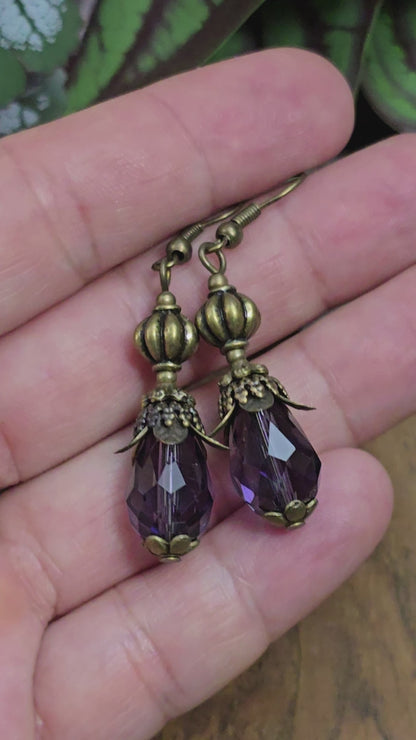 Handgefertigte Ohrhänger im Vintage-Look mit facettiertem Amethyst-Kristallglas & antik bronzefarbener Fassung. Romantischer Ohrschmuck für jeden Anlass!