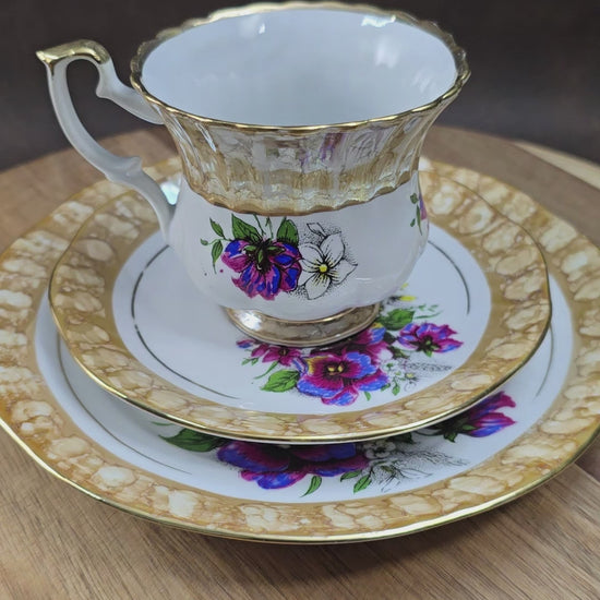 3-teiliges Vintage Sammelgedeck von DW Chodziez aus Polen. Zartes Blumenmotiv, cappuccinofarbener Rand & Golddekor machen dieses Porzellanset zu einem echten Blickfang.