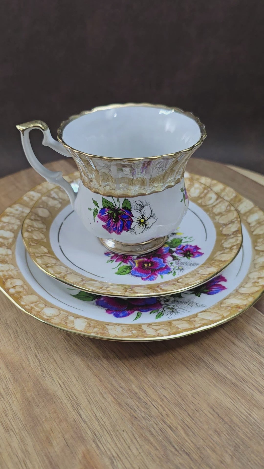 3-teiliges Vintage Sammelgedeck von DW Chodziez aus Polen. Zartes Blumenmotiv, cappuccinofarbener Rand & Golddekor machen dieses Porzellanset zu einem echten Blickfang.