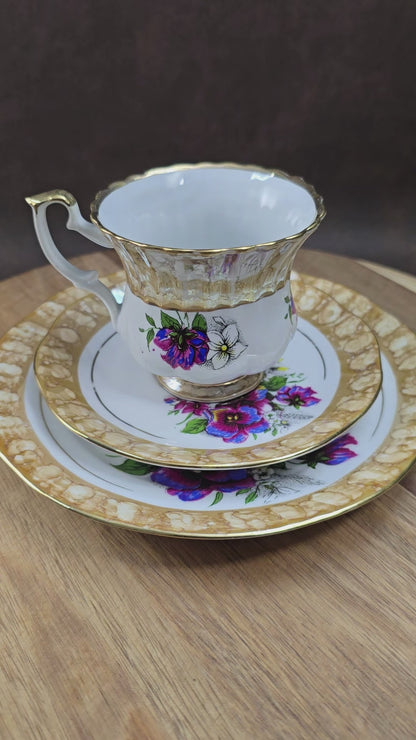 3-teiliges Vintage Sammelgedeck von DW Chodziez aus Polen. Zartes Blumenmotiv, cappuccinofarbener Rand & Golddekor machen dieses Porzellanset zu einem echten Blickfang.