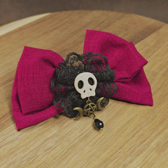 Handgefertigte Gothic Haarspange mit Schleife & Triple Moon Pentagramm. In Rot & Bronze – ideal für Clubwear, Cosplay oder Hexenmarkt. Sicherer Sitz durch französischen Klippverschluss.