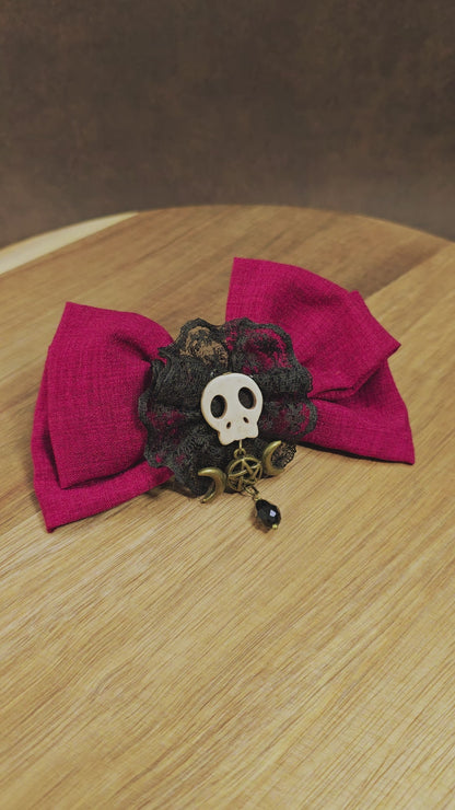 Handgefertigte Gothic Haarspange mit Schleife & Triple Moon Pentagramm. In Rot & Bronze – ideal für Clubwear, Cosplay oder Hexenmarkt. Sicherer Sitz durch französischen Klippverschluss.