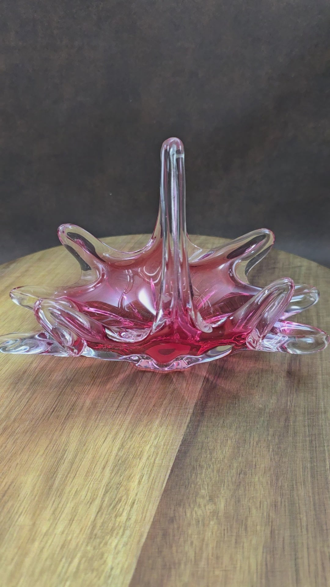 Rubinrote Designer-Glasschale im Stil von Josef Hospodka – stilvoll, authentisch, Mid-Century. Ideal für Sammler:innen oder Designfans.