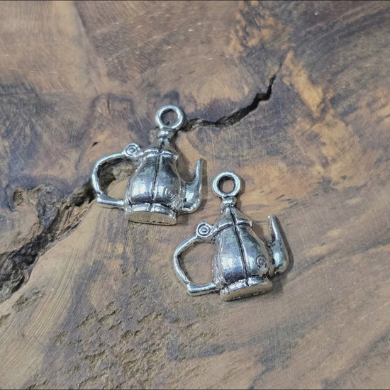 4 orientalische Kaffeekannen-Anhänger in Antik-Silber, ca. 19,3 mm – ideal für Schmuck, Charms, Ketten oder Taschenbaumler.