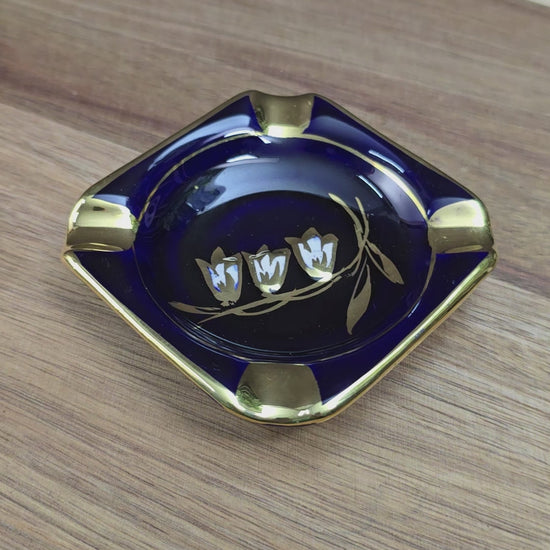 Edler Vintage Porzellan Aschenbecher aus den 1960er Jahren. Echt Kobalt, 20K Gold, Maiglöckchen-Dekor. Sehr wahrscheinlich von B & H Halbach veredelt. Jetzt entdecken!

