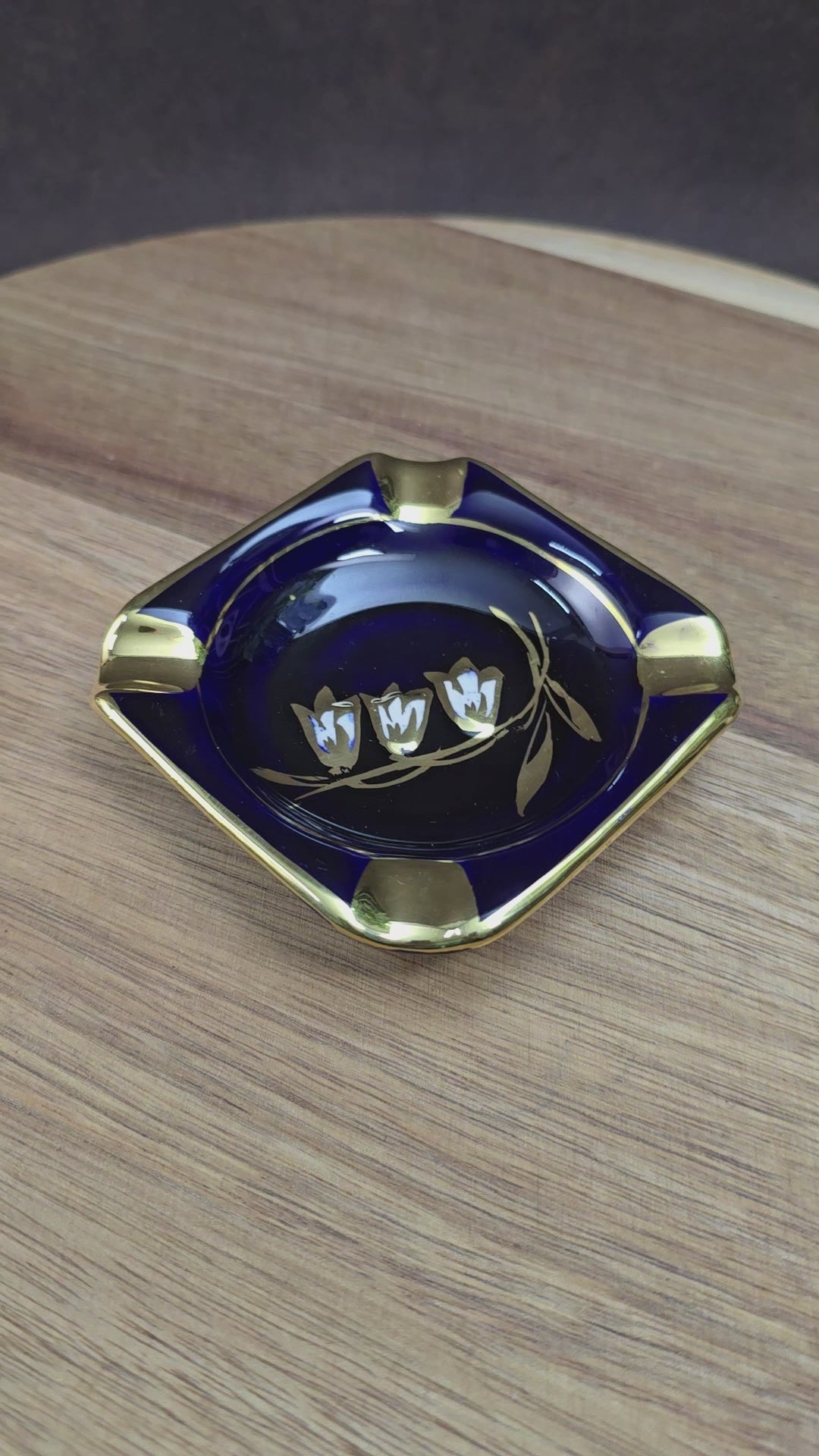 Edler Vintage Porzellan Aschenbecher aus den 1960er Jahren. Echt Kobalt, 20K Gold, Maiglöckchen-Dekor. Sehr wahrscheinlich von B & H Halbach veredelt. Jetzt entdecken!

