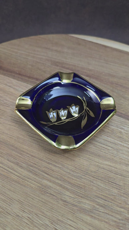 Edler Vintage Porzellan Aschenbecher aus den 1960er Jahren. Echt Kobalt, 20K Gold, Maiglöckchen-Dekor. Sehr wahrscheinlich von B & H Halbach veredelt. Jetzt entdecken!


