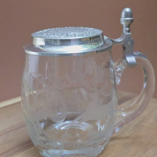 Gravierter Vintage-Bierkrug von Krosno (0,5L) mit Zinndeckel von Erbo Zinn. Jagdmotiv mit Hirsch & Jäger – rustikale Deko im Landhausstil oder als Geschenkidee.