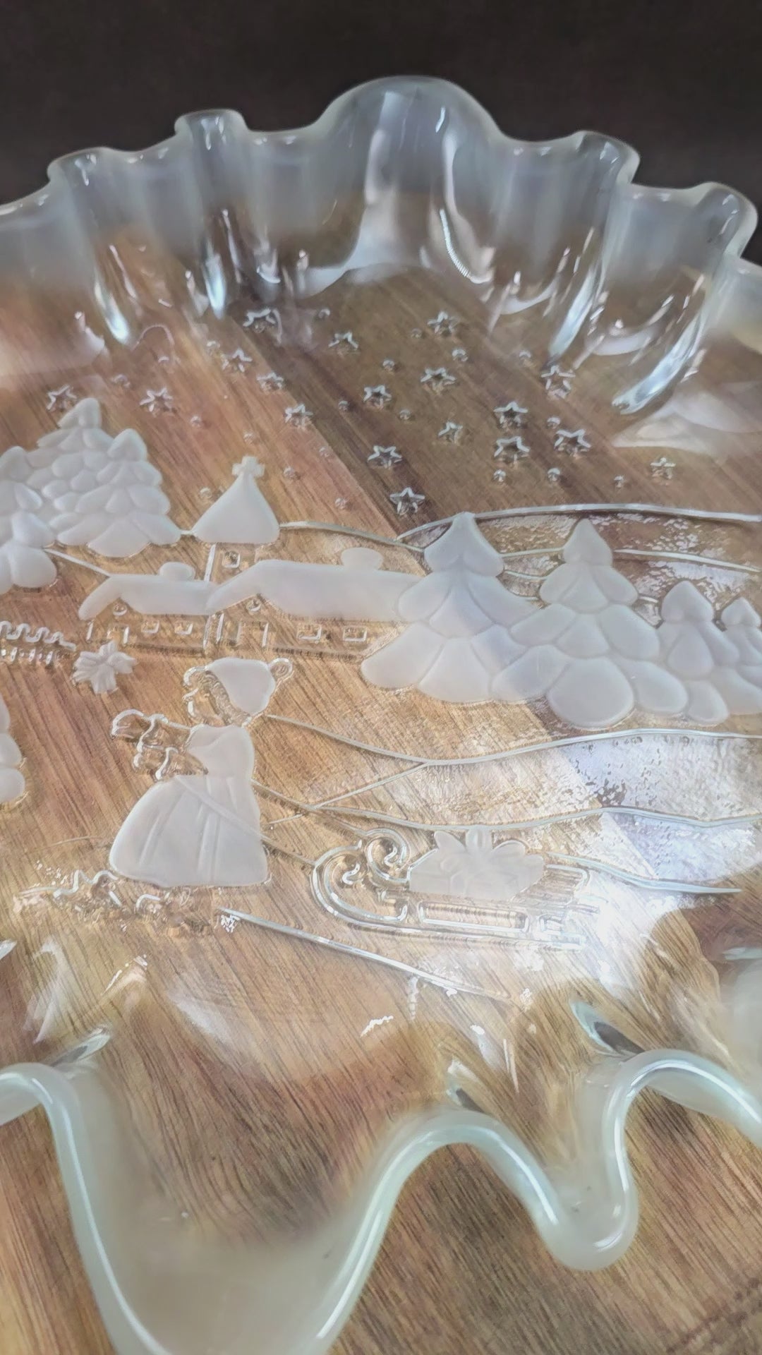Große Weihnachtsschale von Walther Glas im Winterdorf-Design. Pressglas mit Frostrelief aus den 1990ern. Perfekt für festliche Vintage-Dekoration.