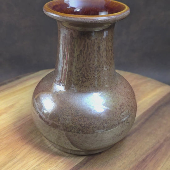 Skandinavische Studio-Keramik ca. 1970: Diese Vintage-Vase mit glänzender Lüsterglasur ist ein stilvoller Blickfang für Sammler und Freunde des Mid-Century-Stils.
