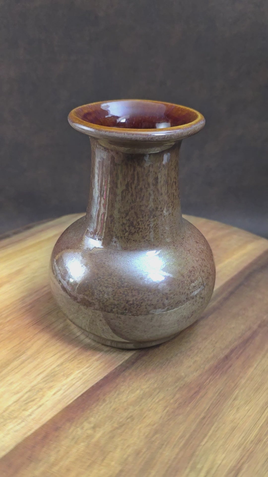 Skandinavische Studio-Keramik ca. 1970: Diese Vintage-Vase mit glänzender Lüsterglasur ist ein stilvoller Blickfang für Sammler und Freunde des Mid-Century-Stils.